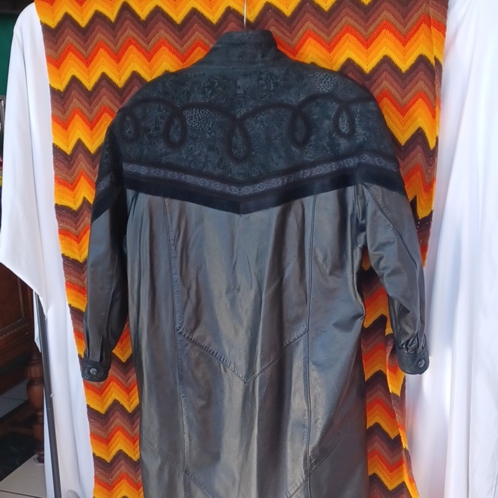 Wilson’s Leather Vintage 80’s Floral Leather Coat, Zipout Liner, 25" PTP, 47" L - Picture 7 of 13